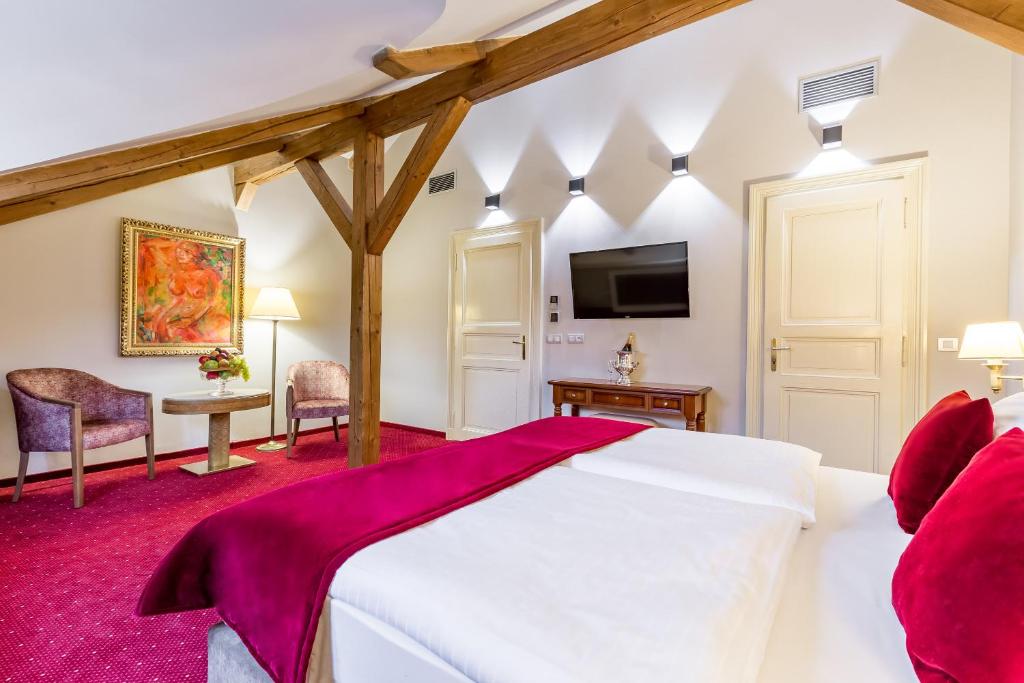 Postel nebo postele na pokoji v ubytování Hotel Caruso Old Town