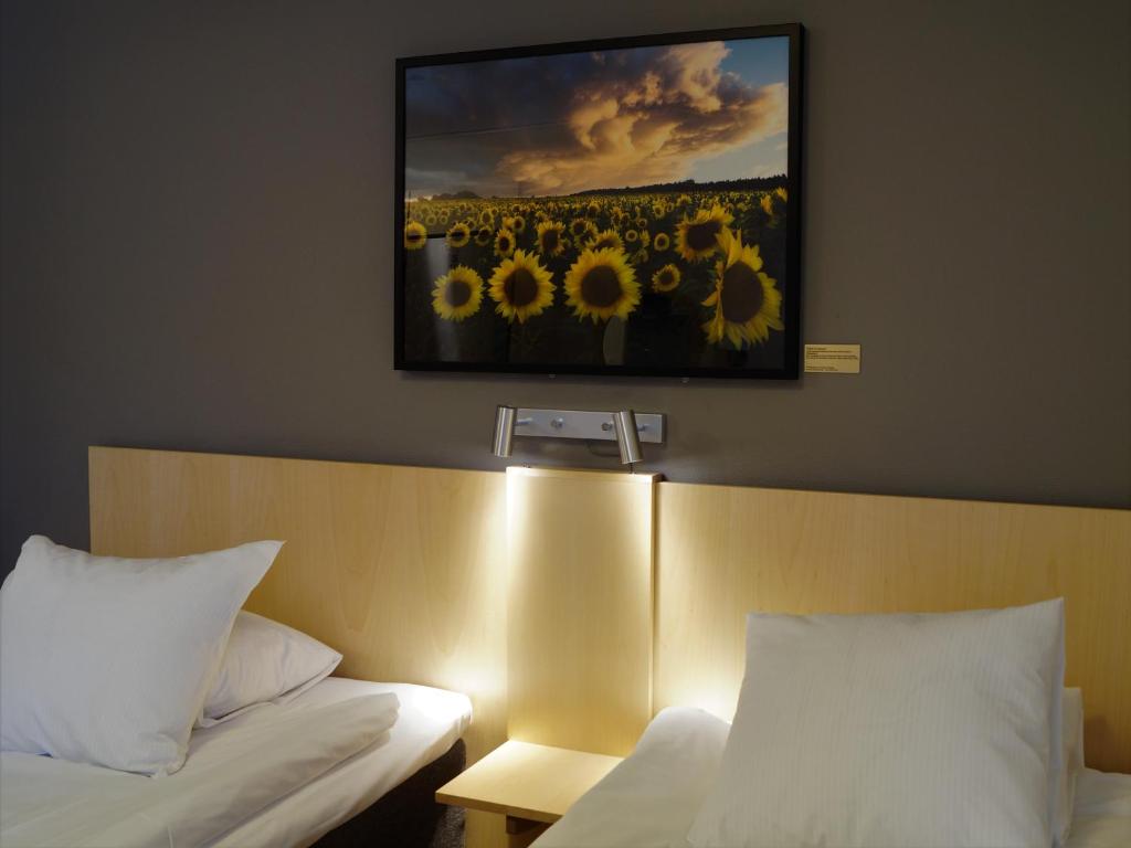 Postel nebo postele na pokoji v ubytování Linköpings Cityhotell och Vandrarhem