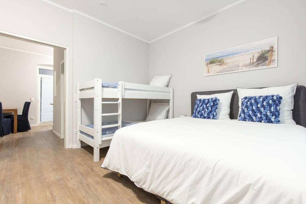 1 dormitorio con 2 camas y 1 litera en NIZZA CHILLINGHOUSE #1, 3 Min vom ICE, NETFLIX, Balkon, en Siegburg