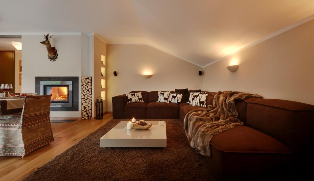 a living room with a couch and a table at Crioli Dolomiti Lodge in Villabassa