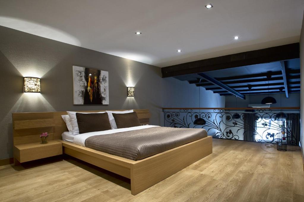 1 dormitorio con 1 cama grande en una habitación en Cityloft 36, en Estambul