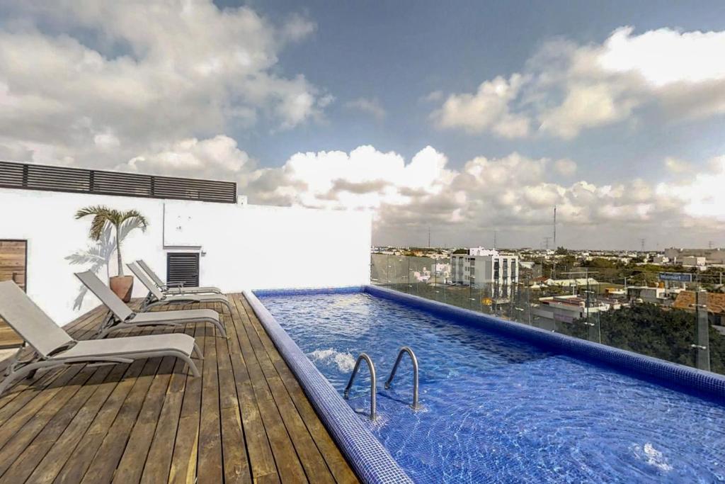 une piscine sur le toit d'un immeuble dans l'établissement Icono Playa Condos, B307, à Playa del Carmen