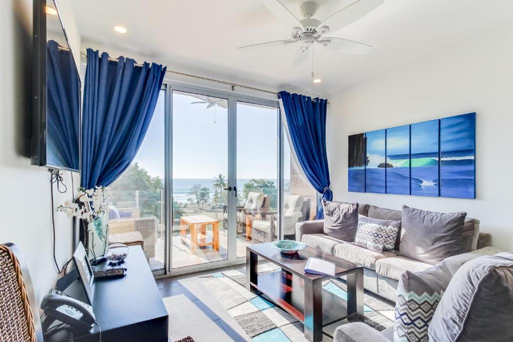 Khu vực ghế ngồi tại Sunset Blvd 402