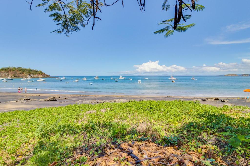 - Vistas a una playa con barcos en el agua en Ocotal Beach Club Hotel 2, en Guanacaste