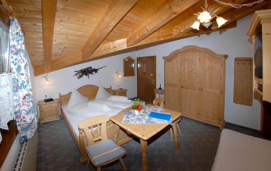 Postel nebo postele na pokoji v ubytování Haus Romantika