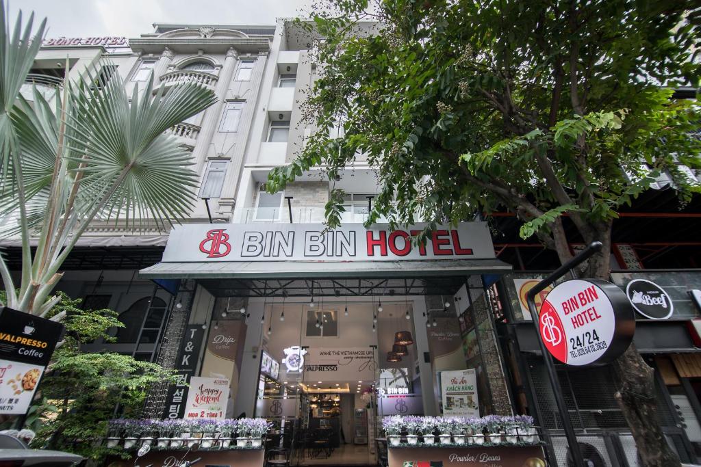 un edificio con un cartello che dice bm burn hotel di Bin Bin Hotel 6 - Near SECC D7 ad Ho Chi Minh