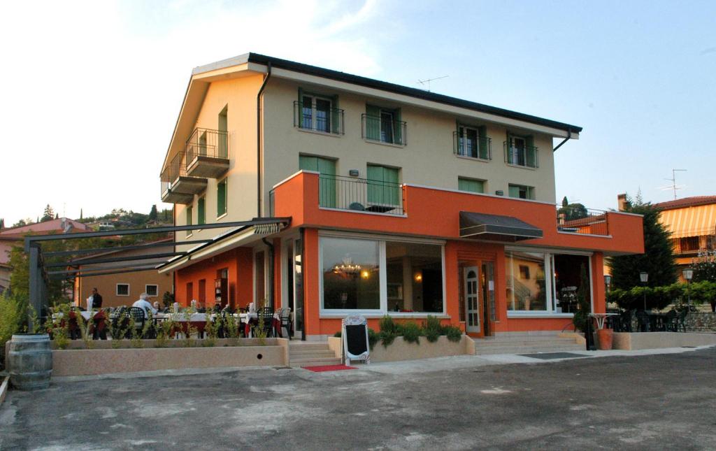 a building with an orange and white at Affittacamere Sale e Pepe in Cavaion Veronese