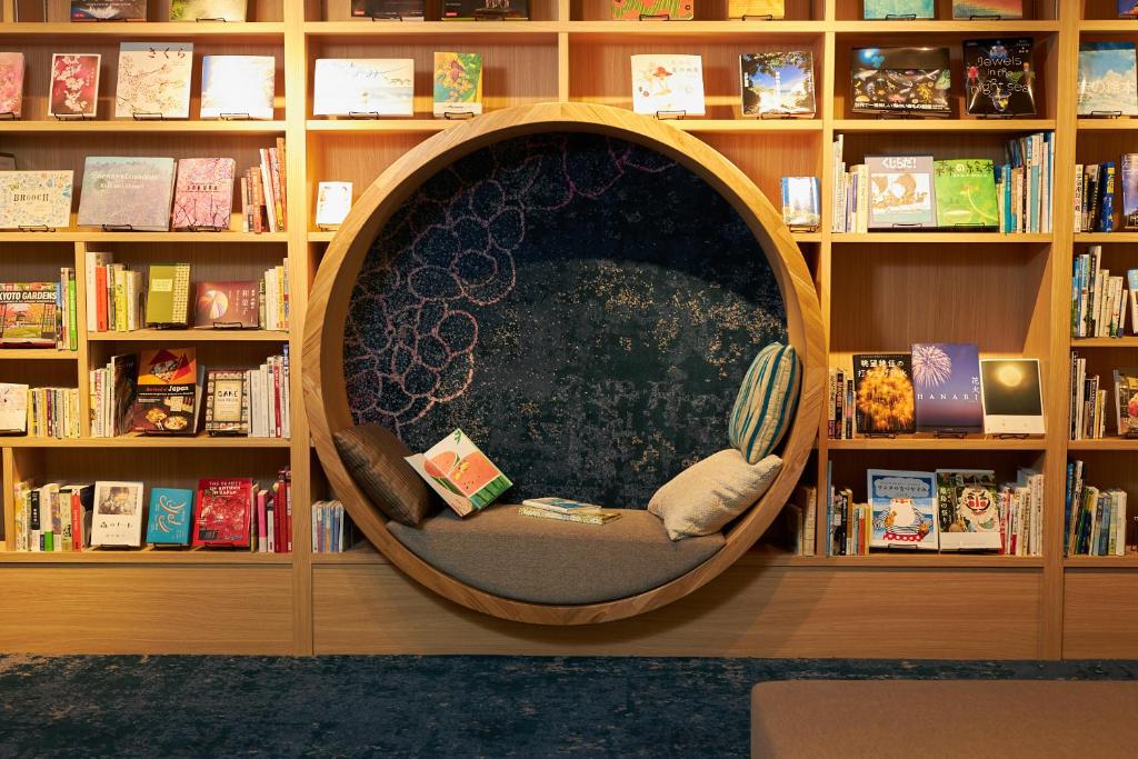 ホテルにある図書室