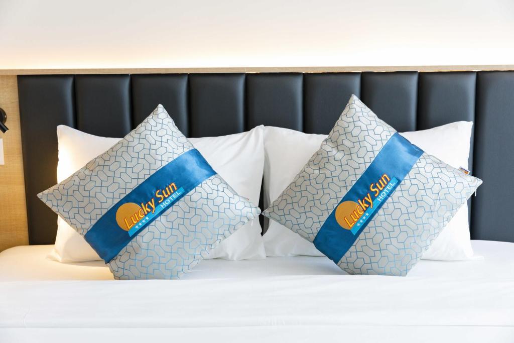 Postel nebo postele na pokoji v ubytování Lucky Sun Hotel Nha Trang Beach