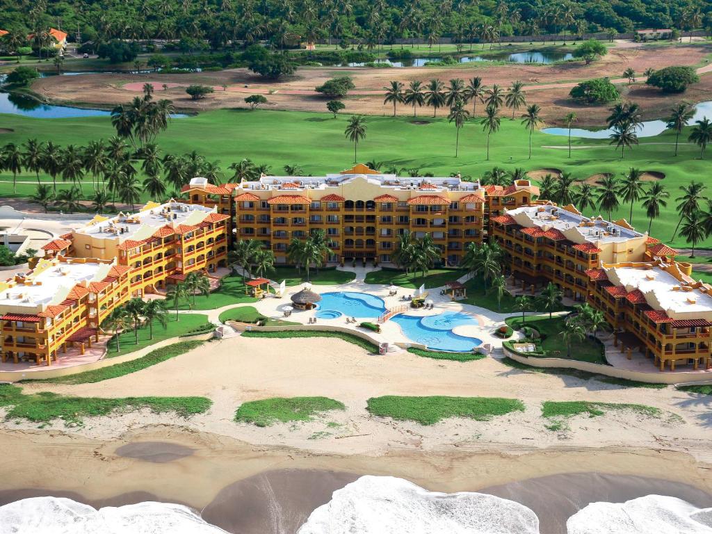 una vista aérea de un complejo en la playa en Luxury Suites By Estrella del Mar, en Mazatlán