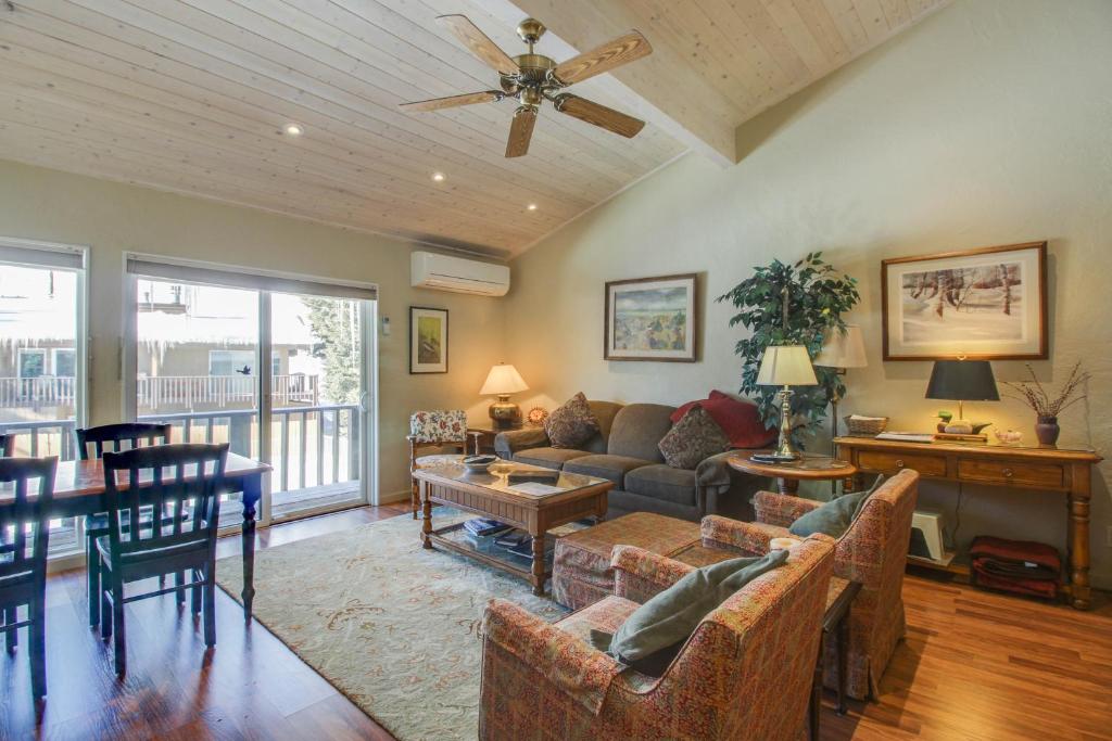 una sala de estar con un sofá y una mesa en Val D Sol #23, en Sun Valley