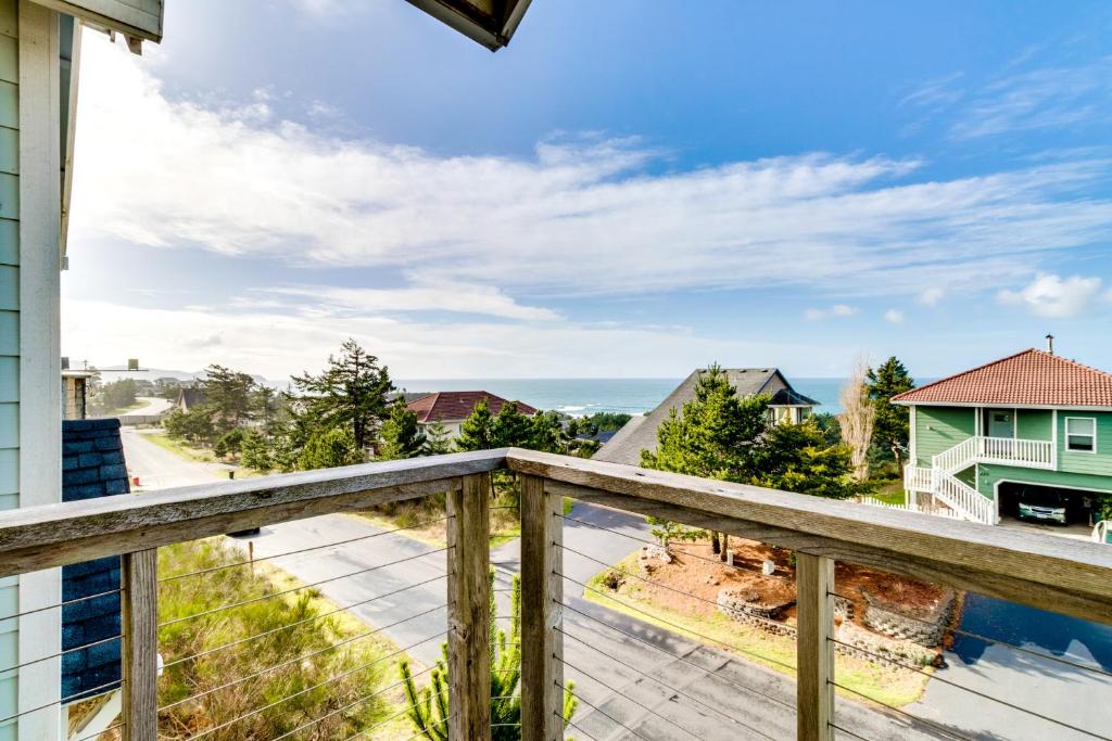 Vom Balkon eines Hauses genießen Sie Meerblick. in der Unterkunft Annie's Oceanside Beach Rest in Oceanside
