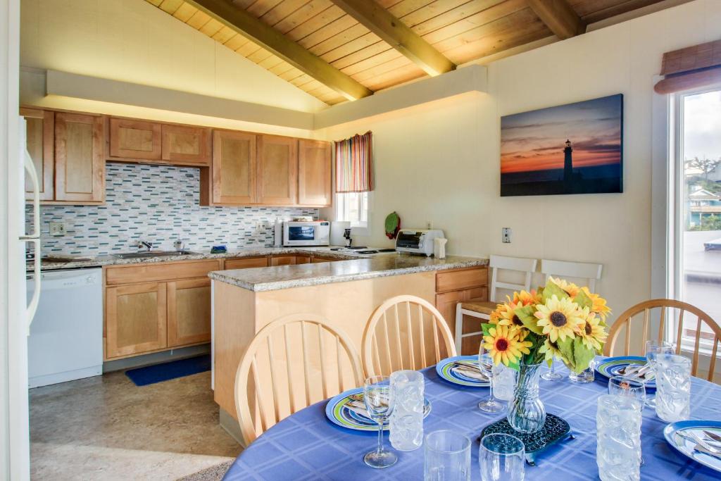 una cocina con una mesa con un jarrón de flores. en Beach Retreat -- Upper Retreat, en Newport