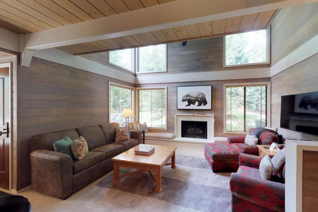 a living room with a couch and a fireplace at Tranquil Family Retreat in Sun Valley