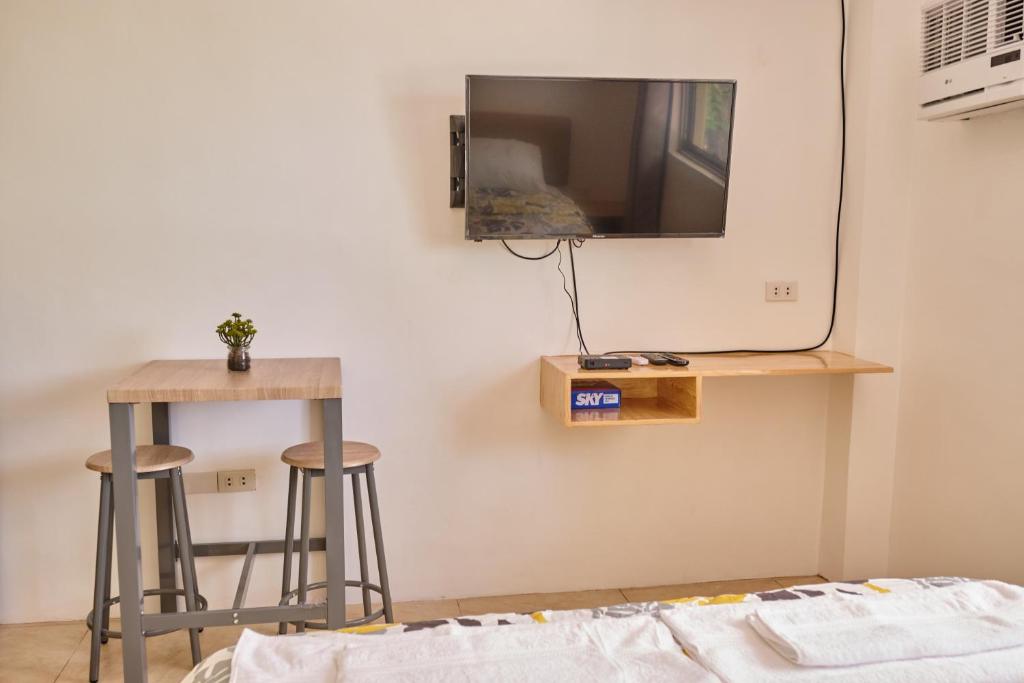 TV a/nebo společenská místnost v ubytování Hidden Hill Hotel