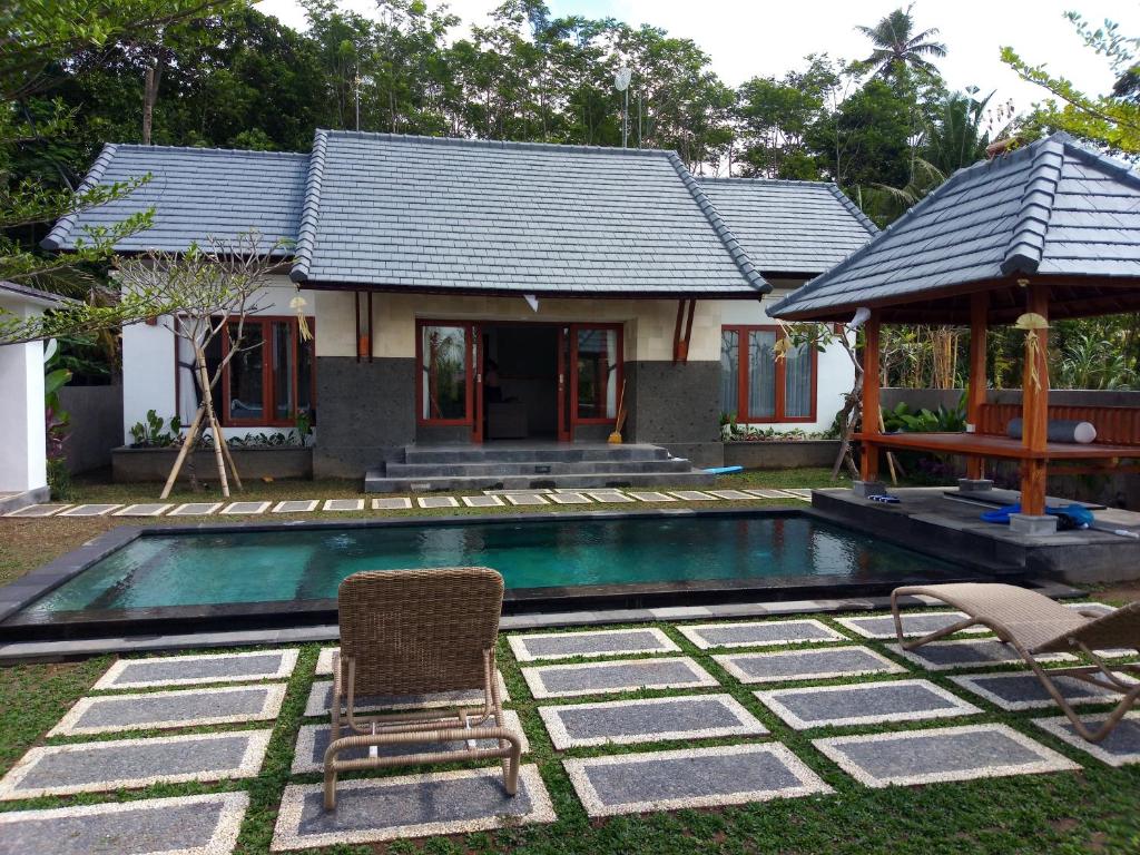 una casa con piscina en el patio en TiTi Villa, en Bringkit