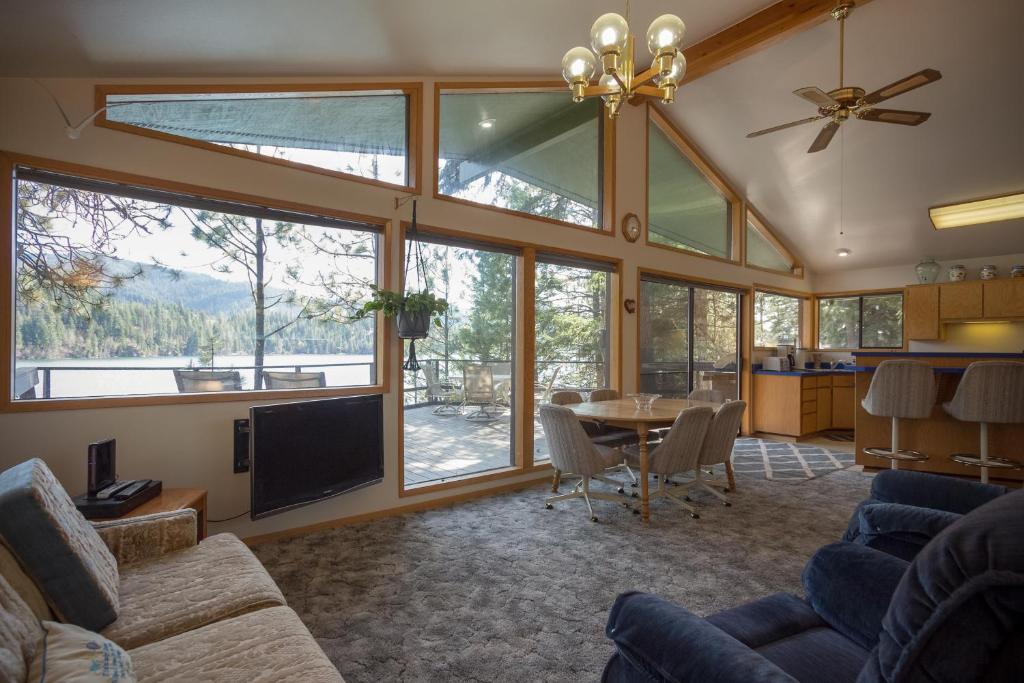 sala de estar con mesa y ventana grande en 3 Bed 2 Bath Vacation home in Lake Coeur d'Alene, en Hayden Lake
