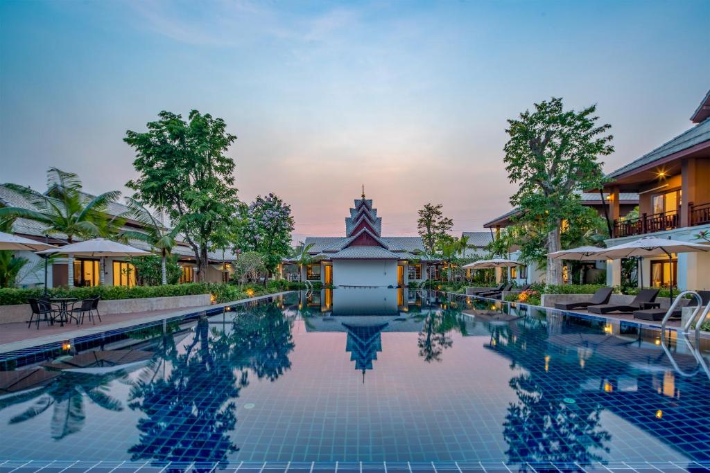 - une vue sur la piscine d'un complexe dans l'établissement Lanna Art Deer Resort Chiang Mai, à Chiang Mai