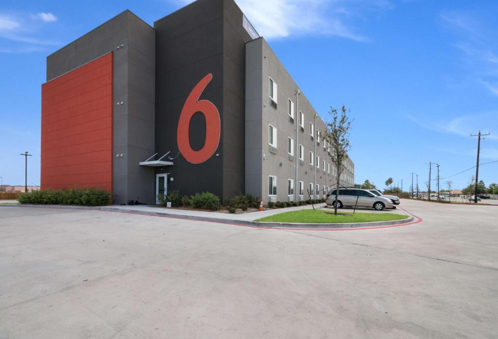 ein Gebäude mit einem Schild an der Seite in der Unterkunft Motel 6-Corpus Christi, TX in Corpus Christi