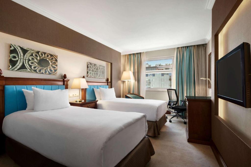 Postel nebo postele na pokoji v ubytování Wyndham Grand Kayseri