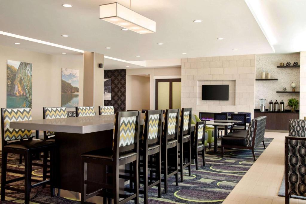 La Quinta Inn & Suites by Wyndham Burlington photo