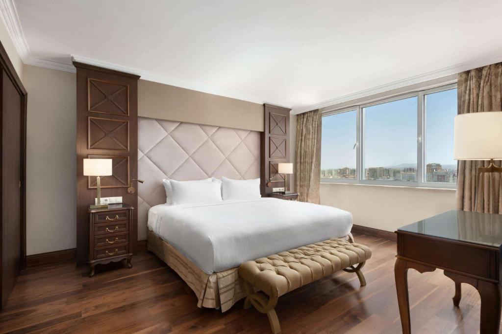 Postel nebo postele na pokoji v ubytování Wyndham Grand Kayseri