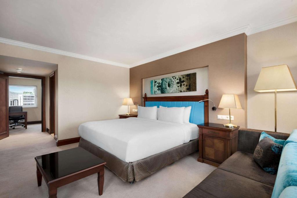 Postel nebo postele na pokoji v ubytování Wyndham Grand Kayseri