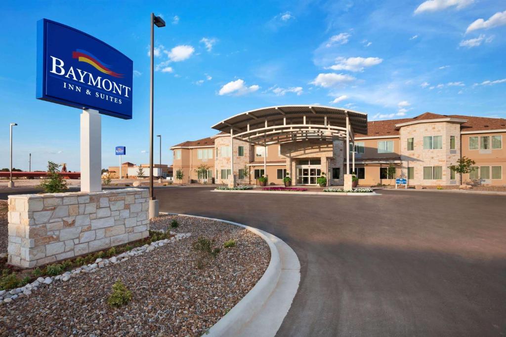 a sign in front of a building at Baymont by Wyndham Hobbs in Hobbs