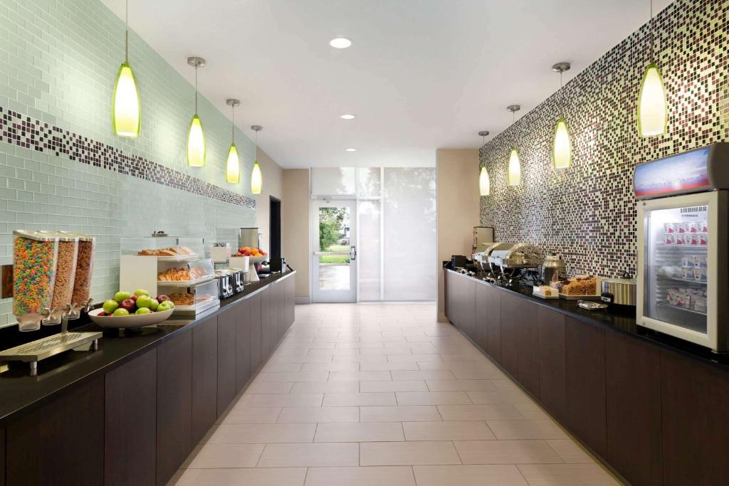 La Quinta Inn & Suites by Wyndham Burlington photo