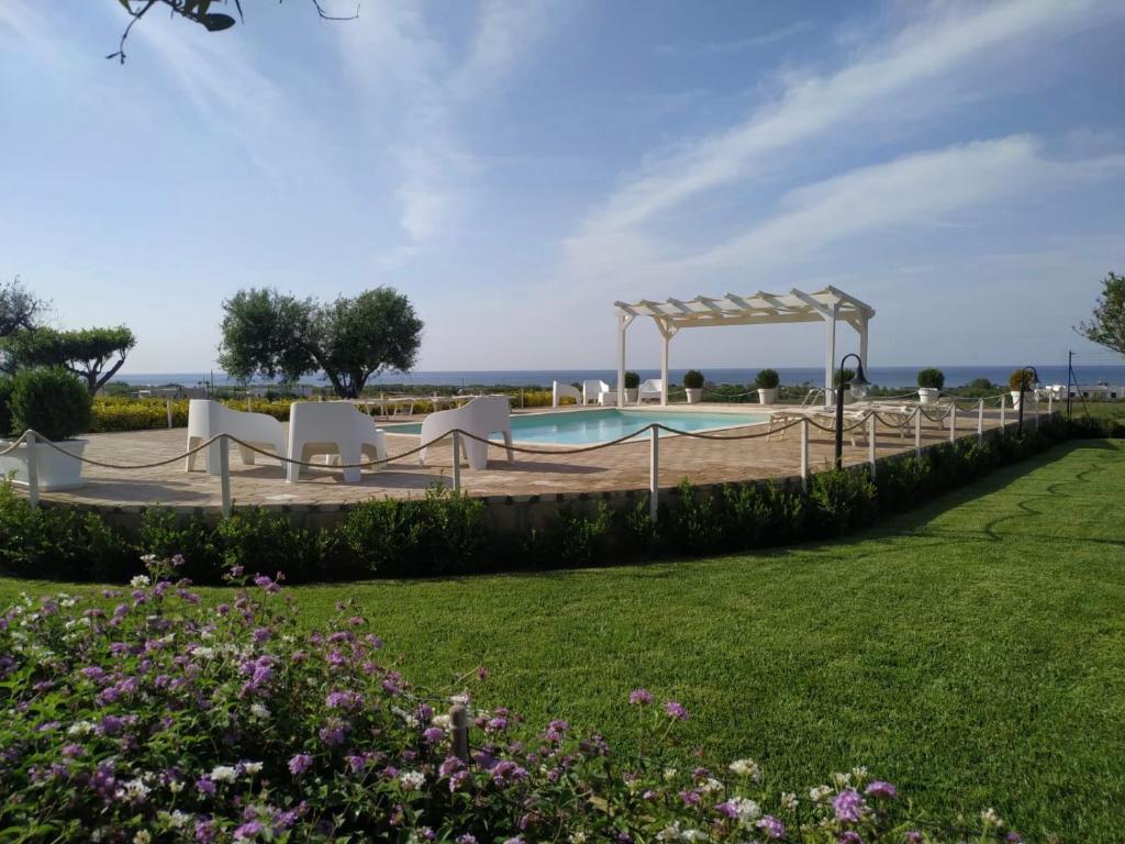 Bazén v ubytování B&B Giglio Marino nebo v jeho okolí
