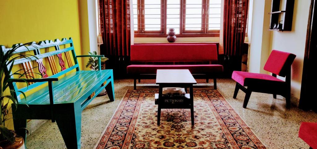 - un salon avec un canapé et une table dans l'établissement Raahgir, à Nashik