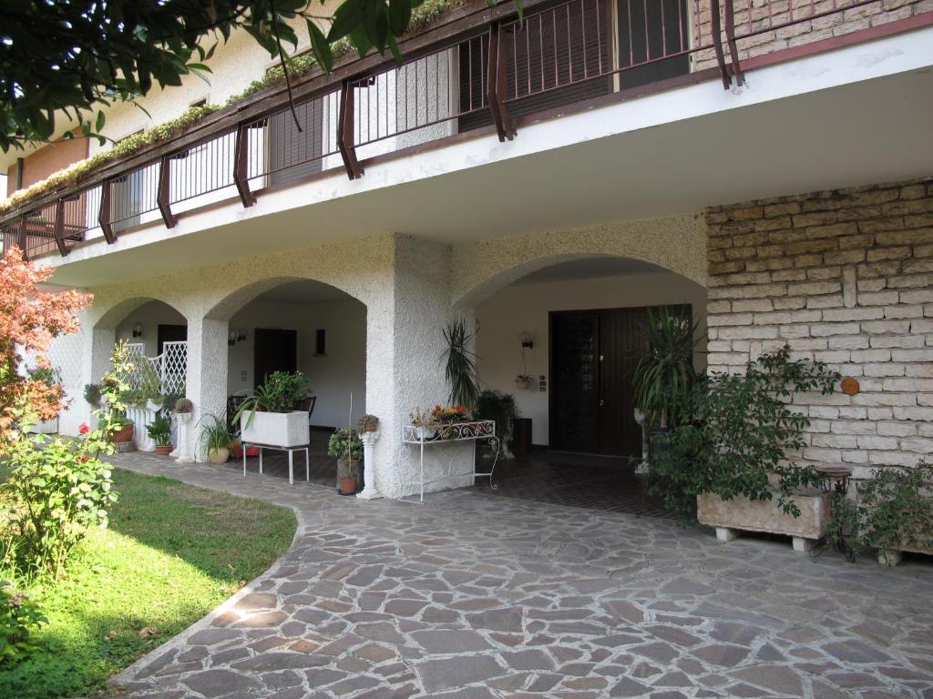 patio z werandą i budynkiem w obiekcie B&B Villa Filotea & Apartment w mieście Desenzano del Garda