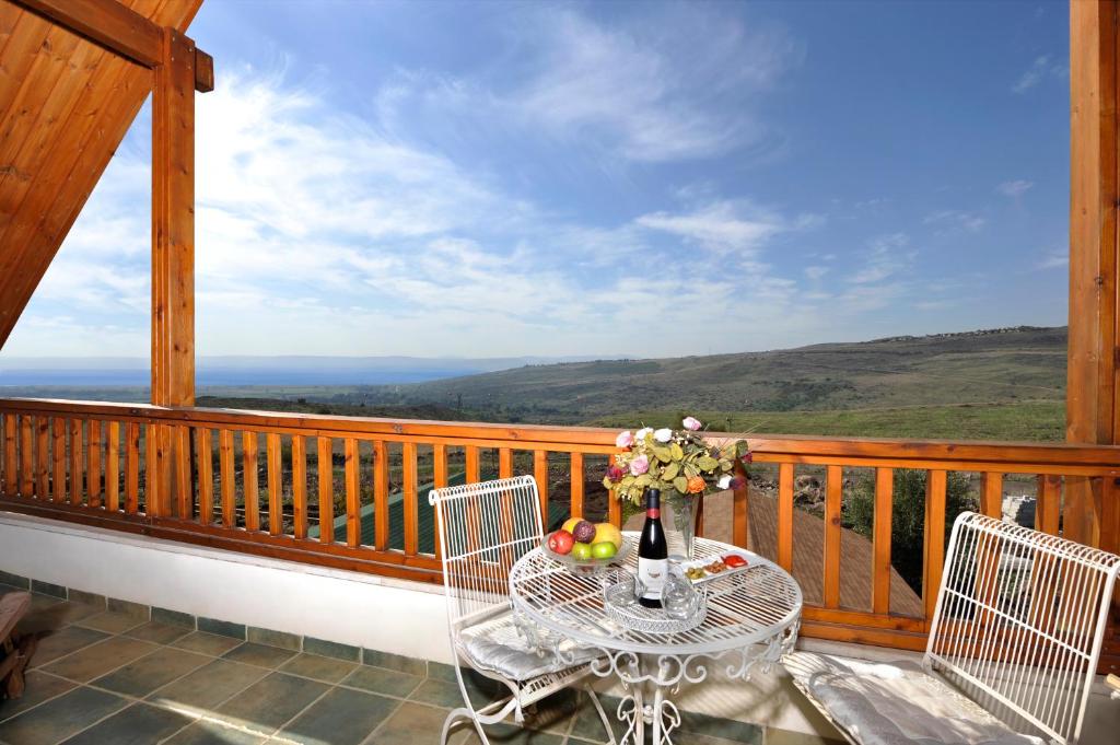 una mesa y sillas en un balcón con vistas en אניצ'ה en Had Nes