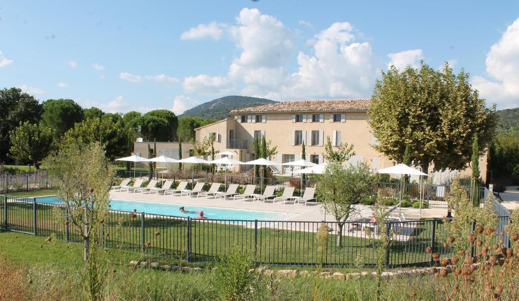 Bazén v ubytování Clos des Oliviers Grimaud - Meublé de Tourisme nebo v jeho okolí