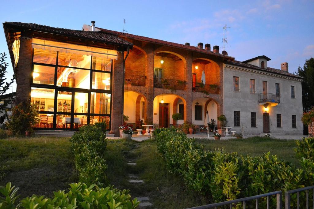 un gran edificio con muchas ventanas en Monvillone, en Cereseto