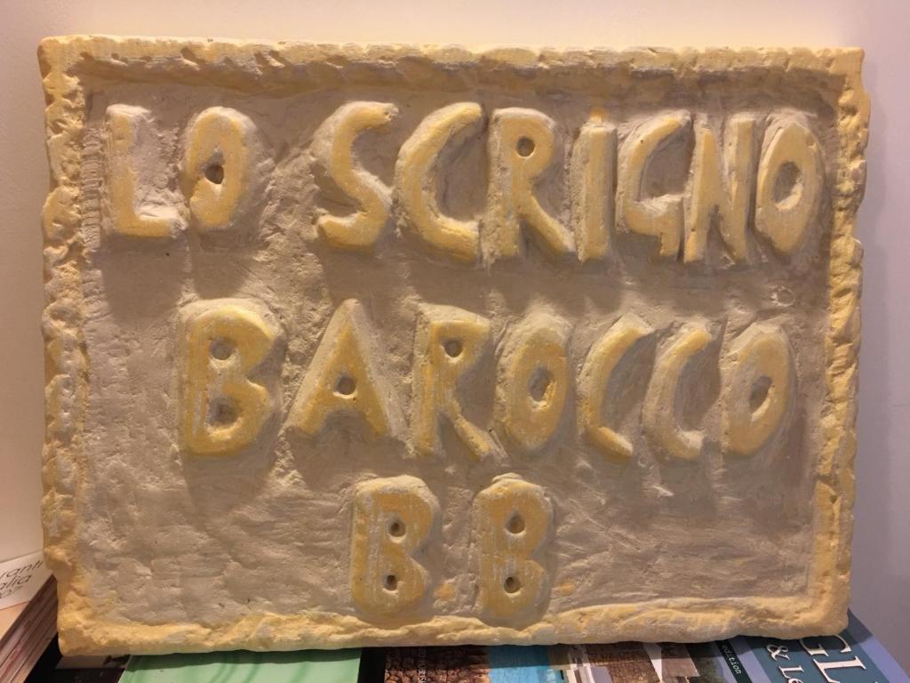 um sinal que diz barril de amendoim em Lo Scrigno Barocco em Lecce