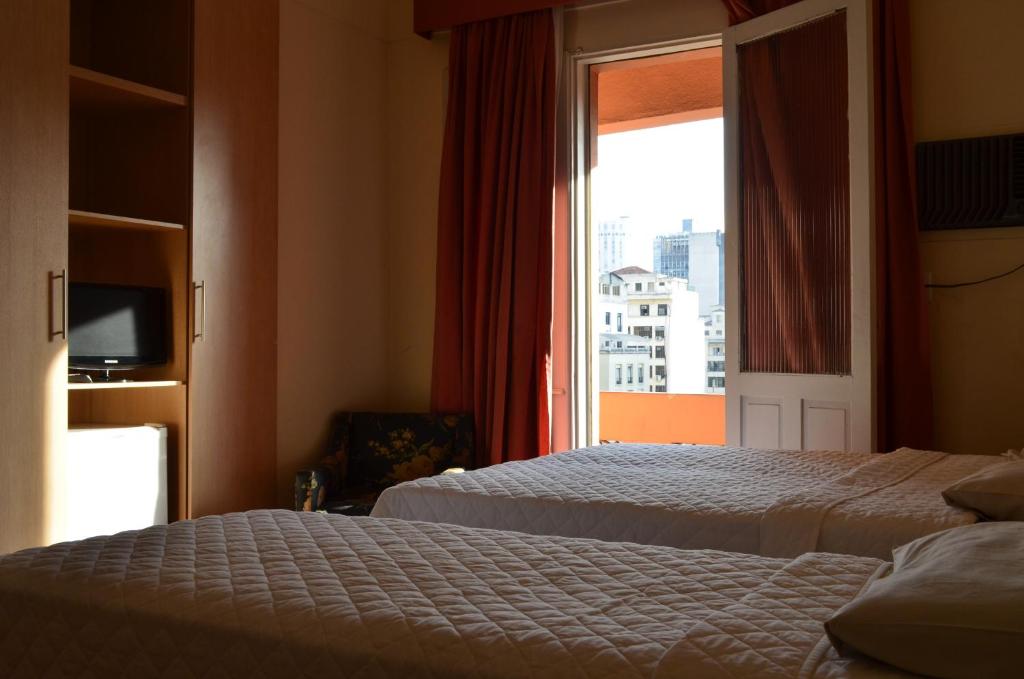Habitación de hotel con 2 camas y ventana en Lux Hotel, en São Paulo