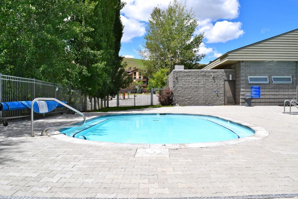 una pequeña piscina en un patio en Elkhorn Studio Condo - The Clocktower, en Sun Valley