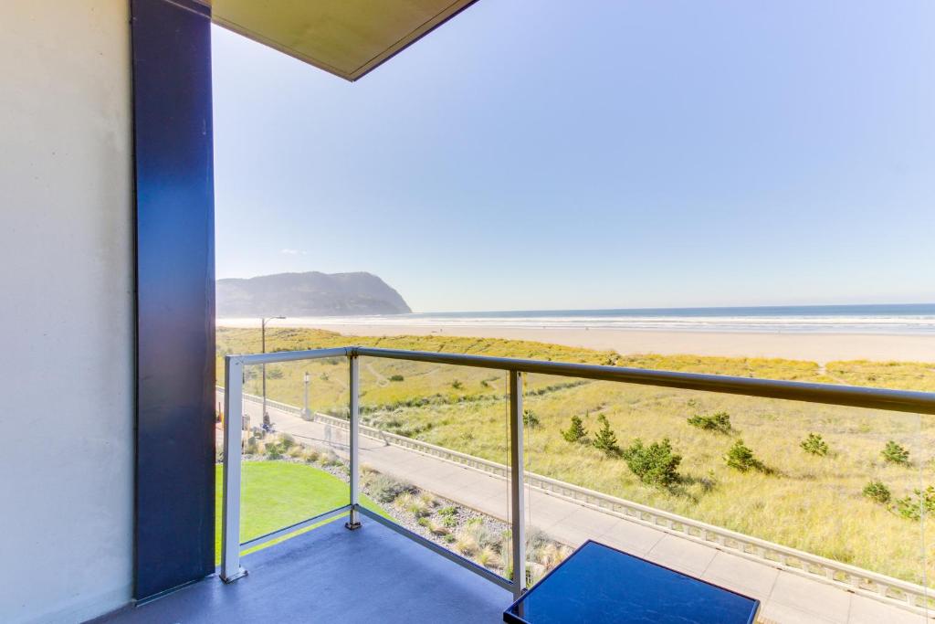 balcón con vistas a la playa en Sand & Sea: Wave Watcher (302), en Seaside