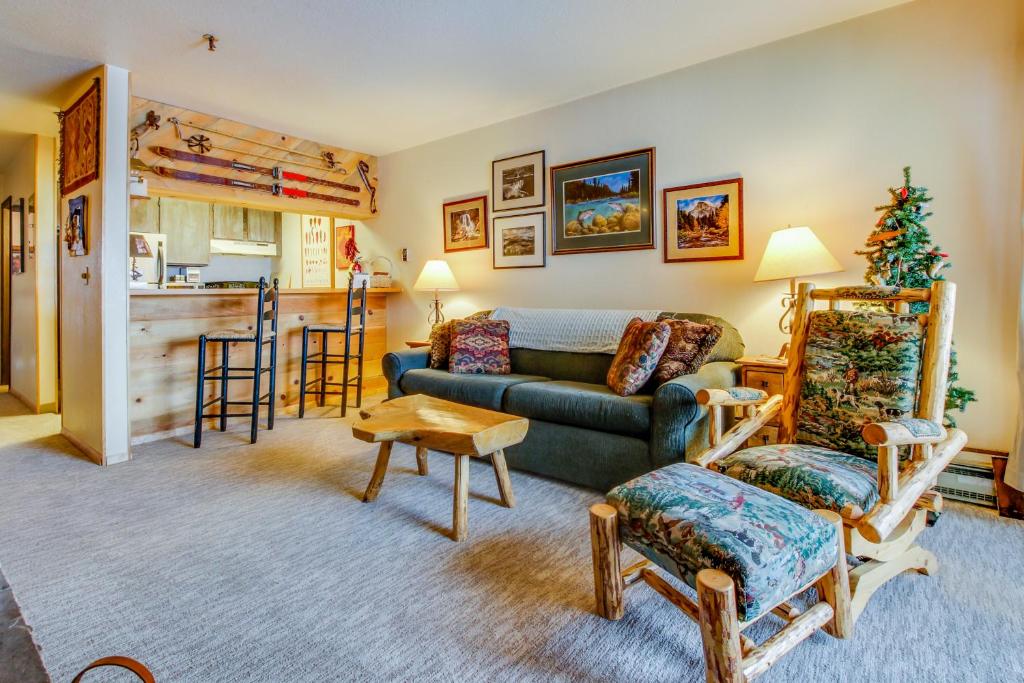 sala de estar con sofá y mesa en Slopeside Paradise at Axtel, en Mount Crested Butte