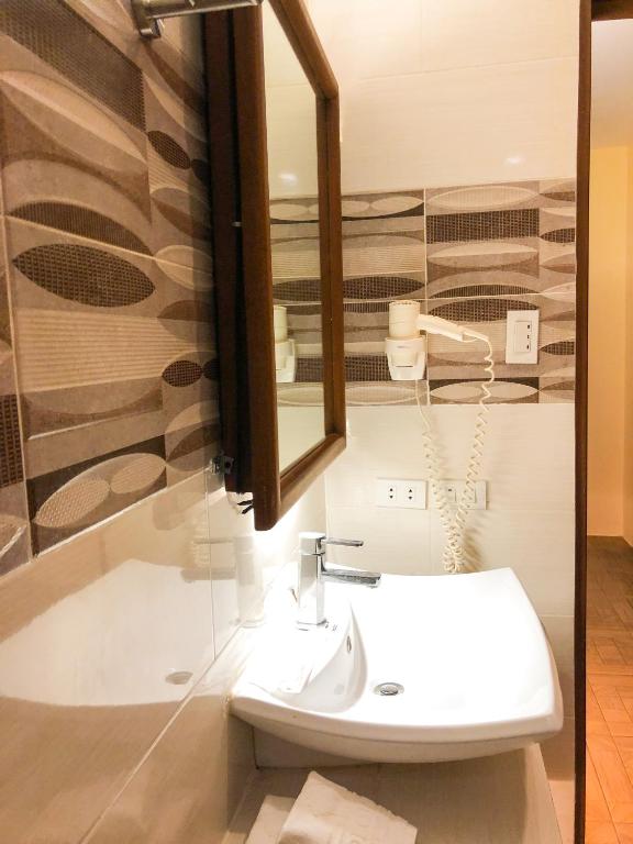 Bilik mandi di The Piccolo Hotel of Boracay