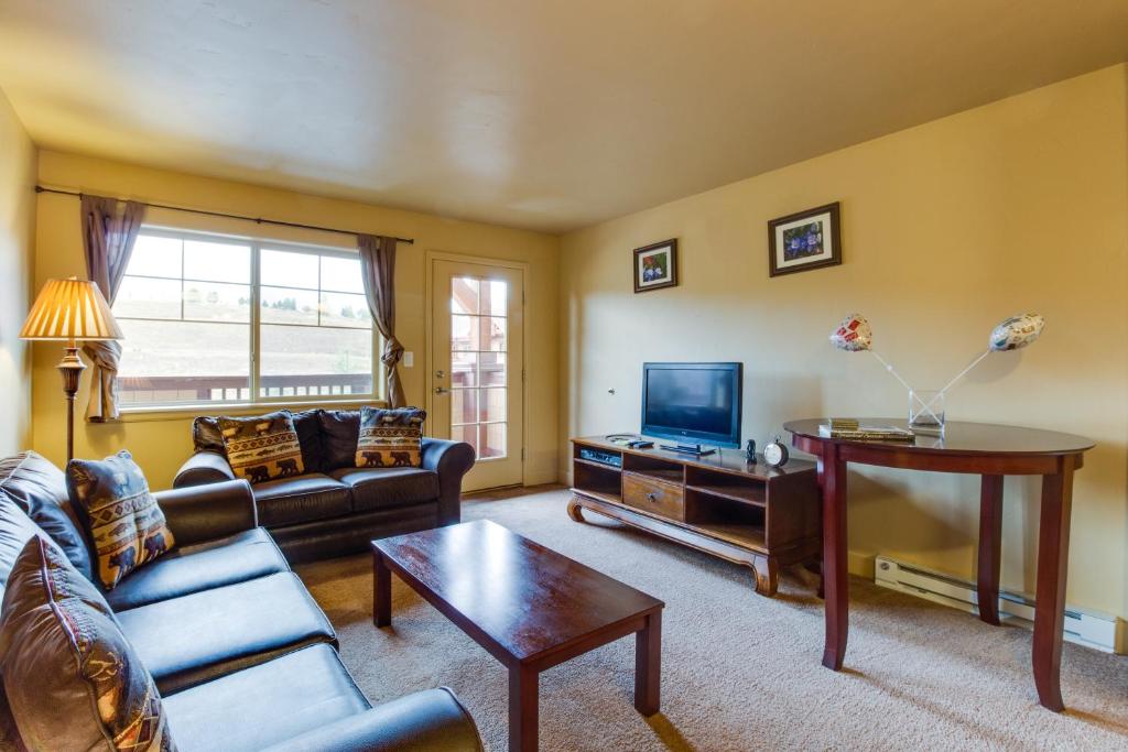 Una sala de estar con un sofá y un televisor. en Getaway at Wildhorse, en Steamboat Springs