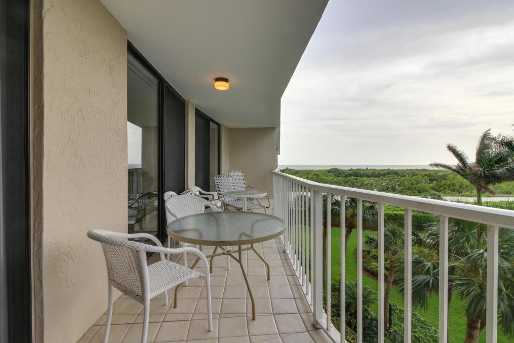 Un balcón con mesa y sillas y una vista en Crystal Waves, en Marco Island