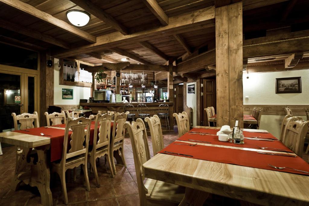 Reštaurácia alebo iné gastronomické zariadenie v ubytovaní Ośrodek Wypoczynkowy Marymont przy Dolinie Kościeliskiej