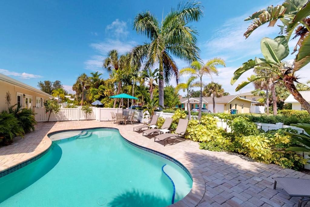 Bazén v ubytování Blue Wave Villa East nebo v jeho okolí