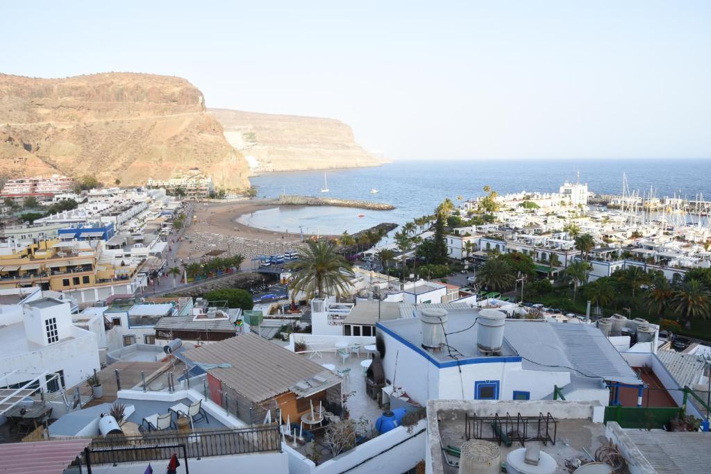 een uitzicht op een stad met een haven en de oceaan bij Casa Nicolas y Pino in Puerto de Mogán