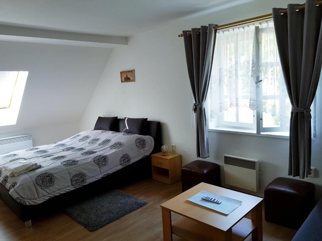 Postel nebo postele na pokoji v ubytování Čertovka Peklo