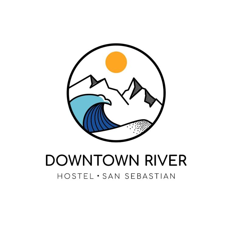 une rivière et des montagnes avec un logo circulaire dans l'établissement Downtown River Hostel, à Saint-Sébastien