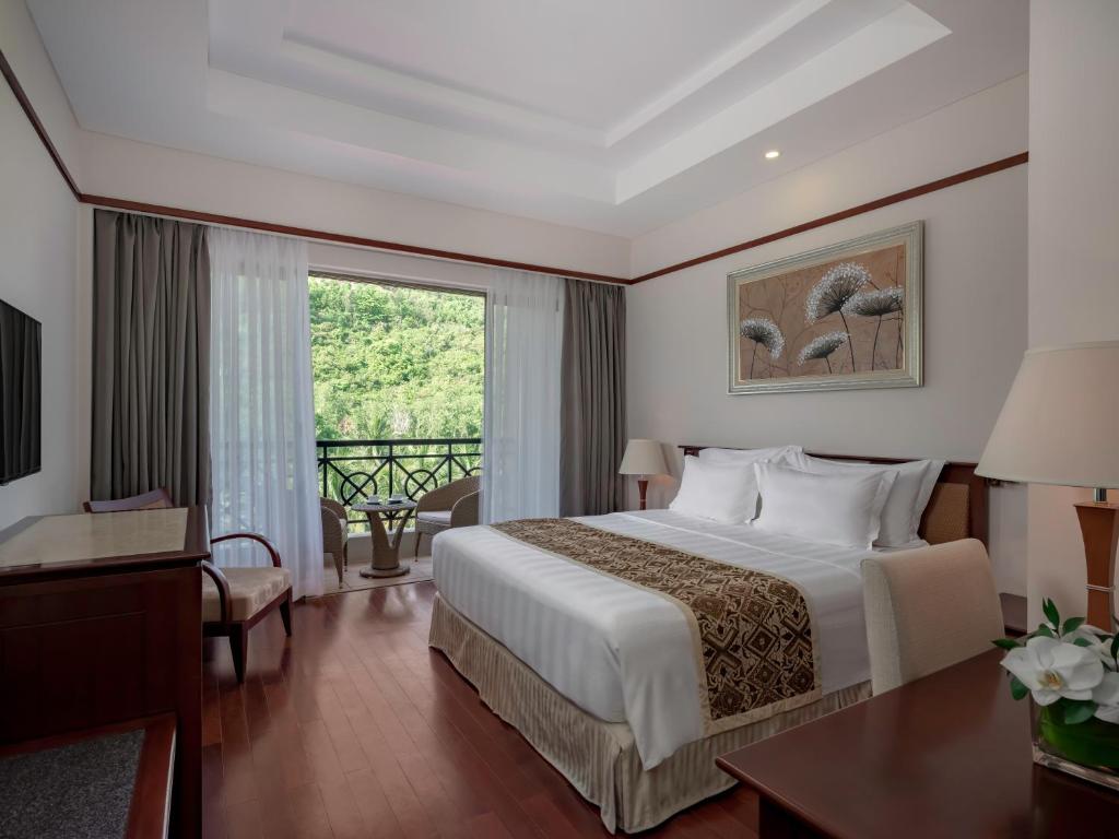 Phòng Deluxe Có Giường Cỡ Queen - Vé Vào Công Viên Giải Trí VinWonders