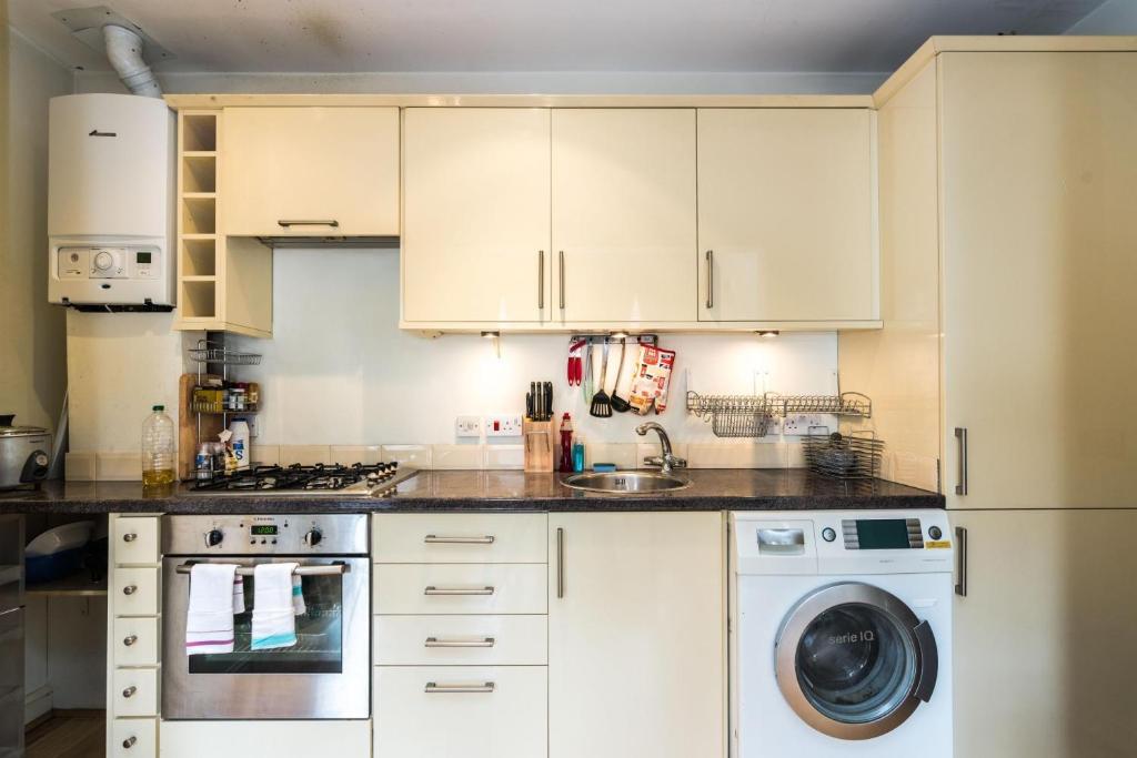 Sleek 2BD Flat Super Central to London Town!